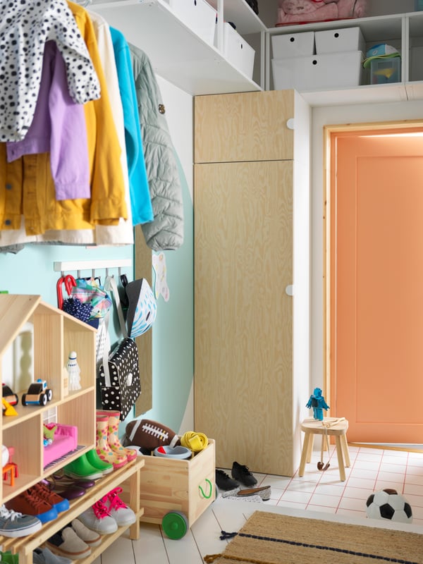 PLATSA wardrobe with 2 doors in a hallway with PLATSA shelves above and FLISAT wall shelf