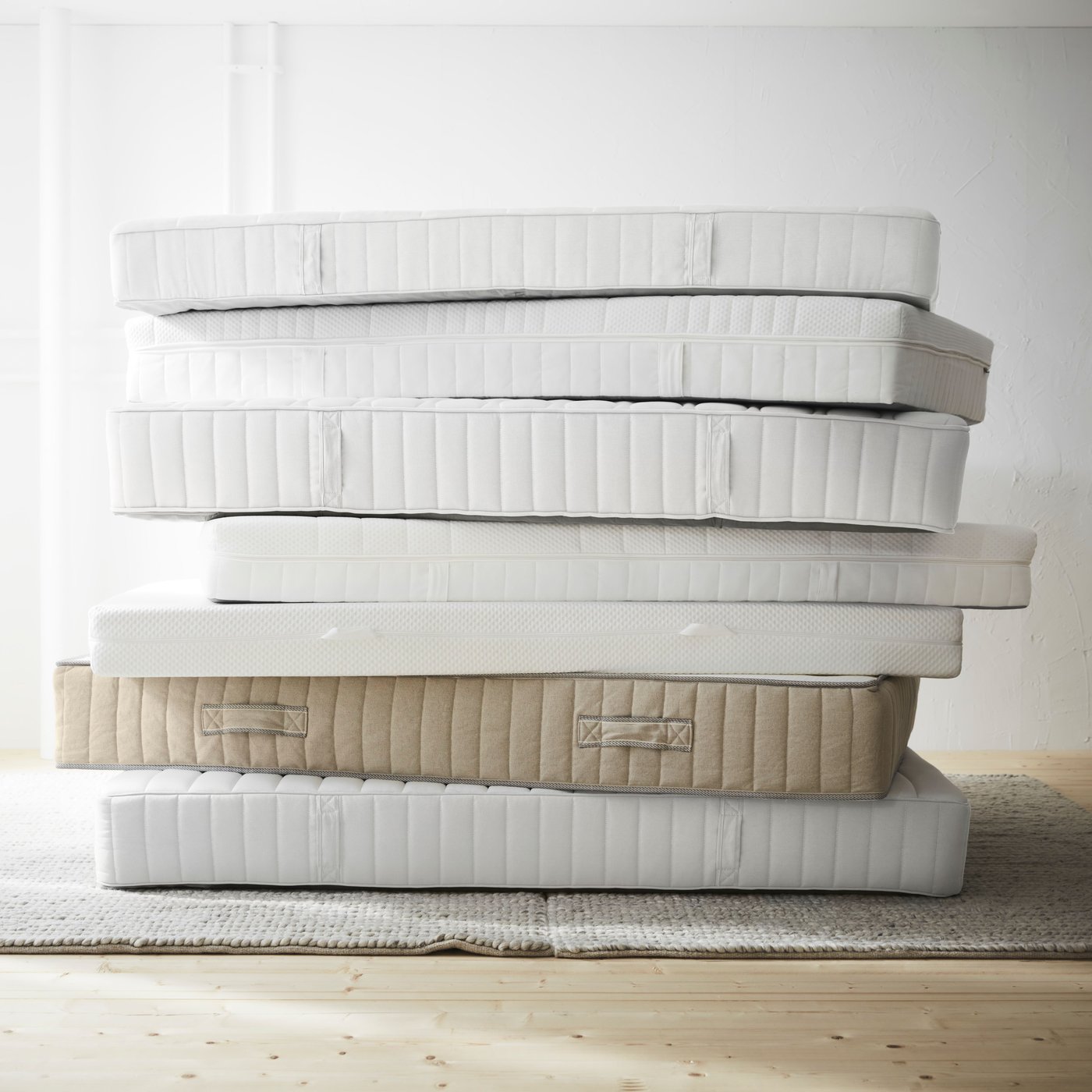 Un matelas hybride VÅGSTRANDA ferme/blanc