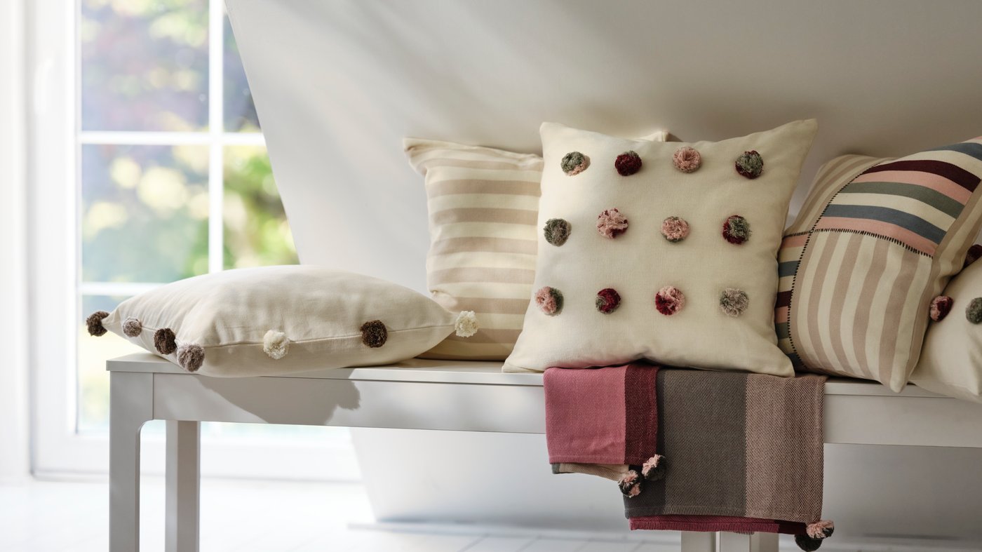 Kissen-Ideen rund um die DVÄRGNARV und TÅGHAKMAL Kissenbezüge bringen einen frischen Look in dein Zuhause.