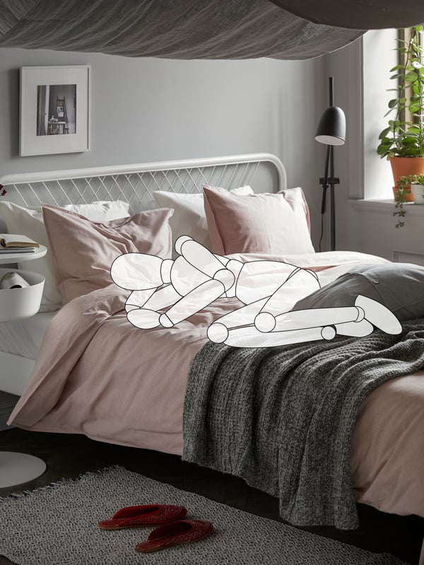 Un dibujo de una persona dormida en una cama NESTTUN con ropa de cama BERGPALM rosa y un tiro gris debajo de un dosel gris.