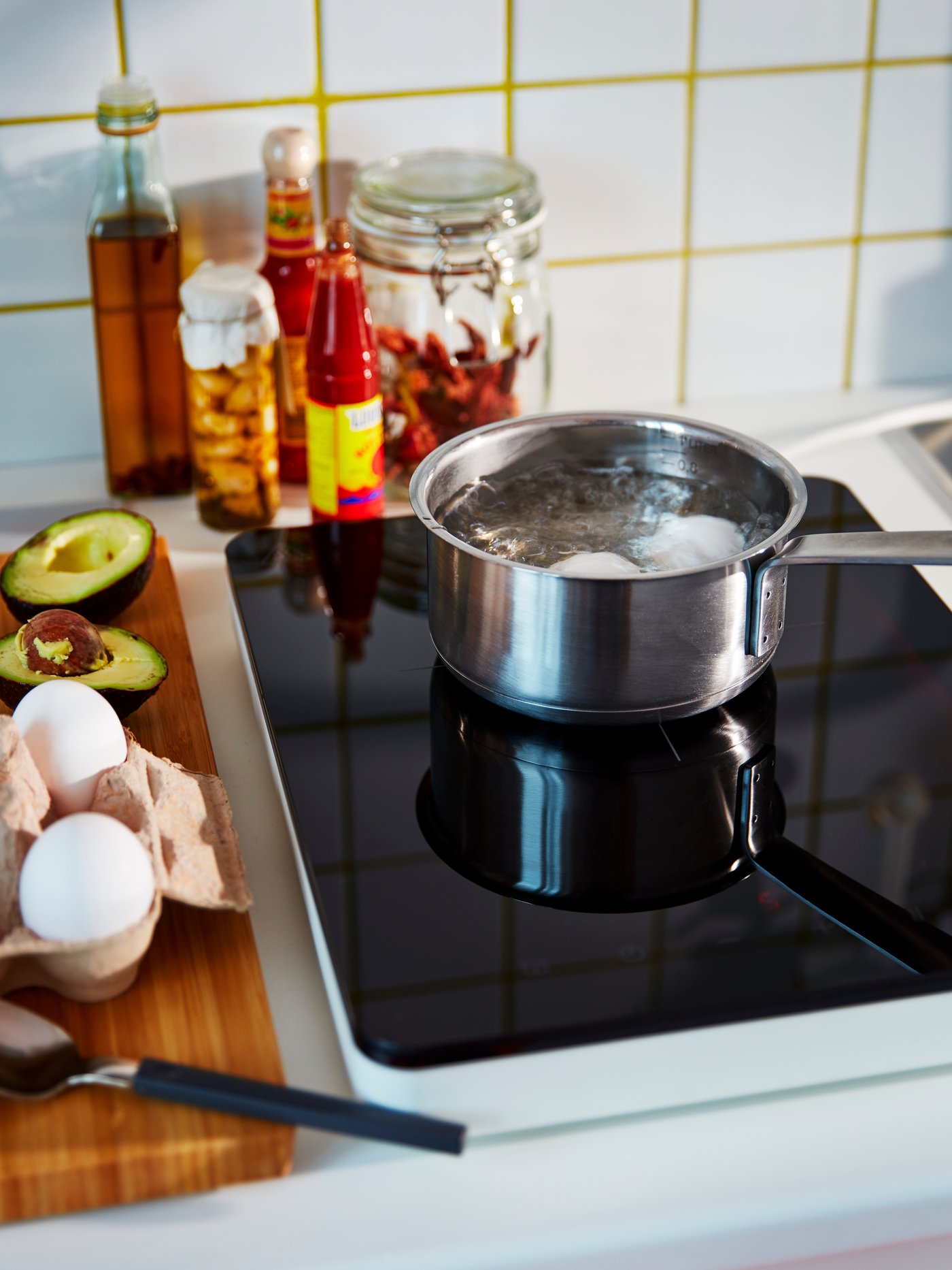 A white TILLREDA portable induction hob in the kitchen