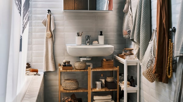 Un sac filet KUNGSFORS naturel dans la salle de bain