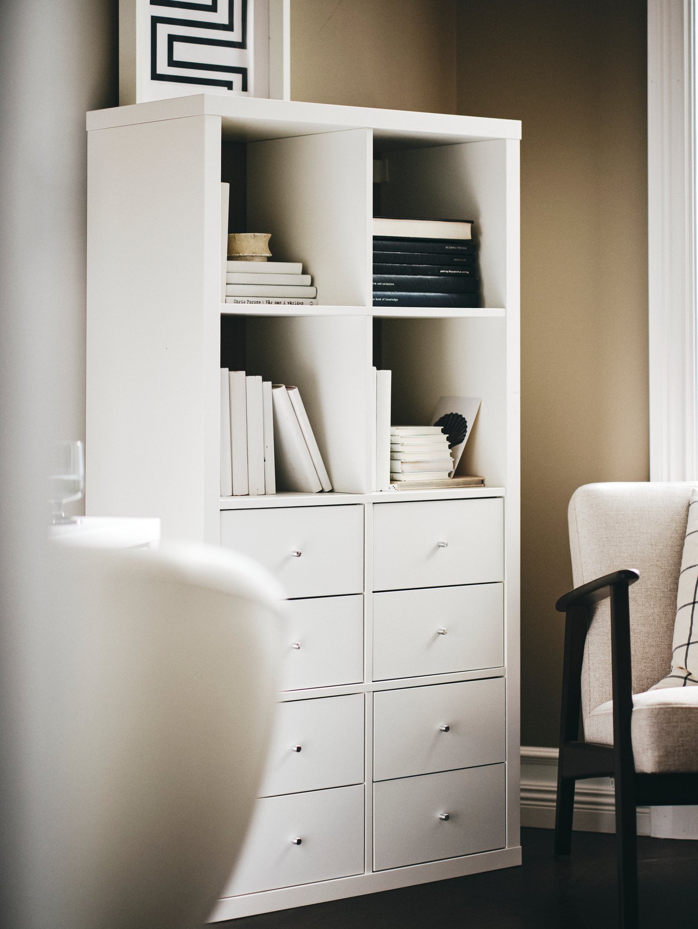 Ein weißes KALLAX Regal im Wohnzimmer