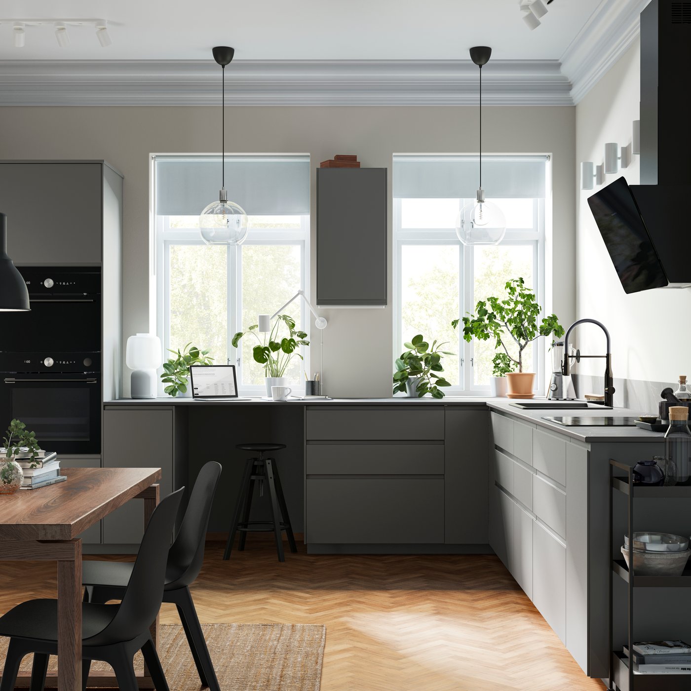 A natural LOHALS rug, flatwoven in the kitchen