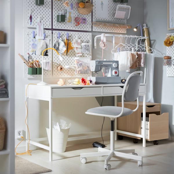 学生の部屋に設置されたホワイトのALEX/アレクス デスク。隣の引き出しユニットの引き出しが開いている。