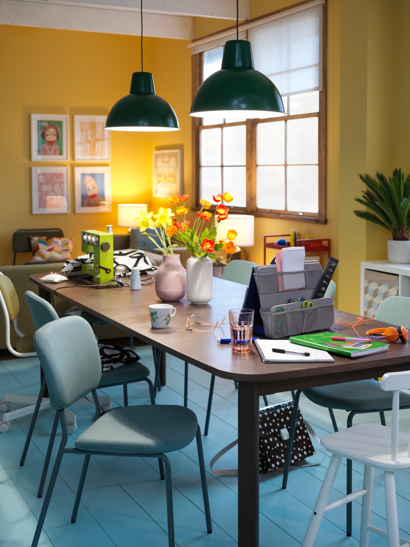 EIn Esstisch für 10 Personen in einem farbigen Wohnzimmer mit gelben Wänden.