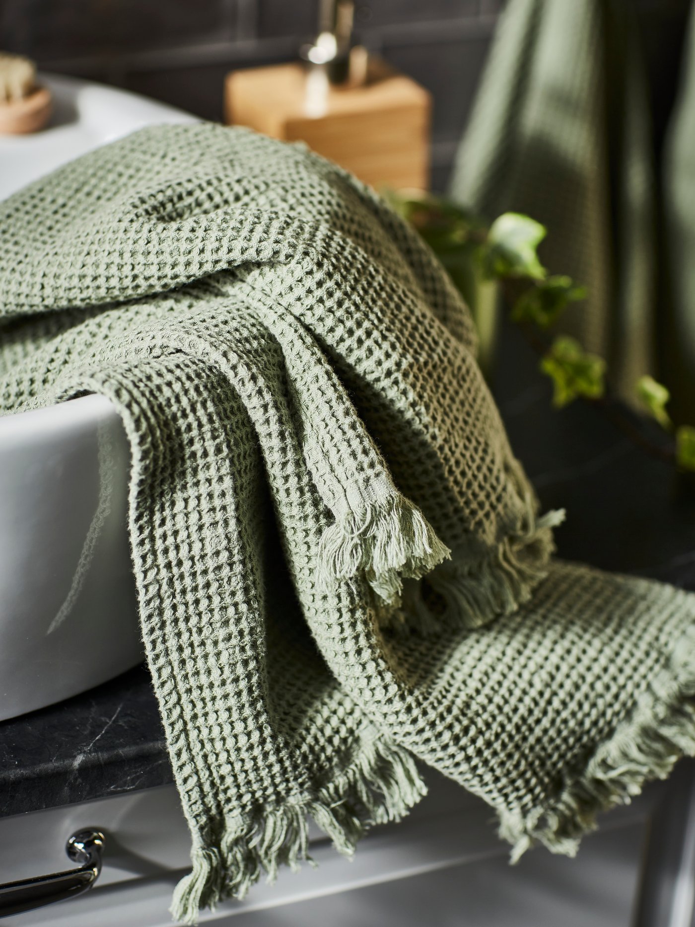 A light green VALLASÅN hand towel in the bathroom