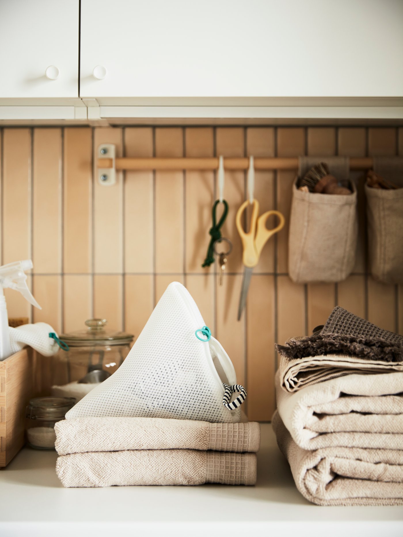 Un comptoir de salle de lavage accueillant différents accessoires.
