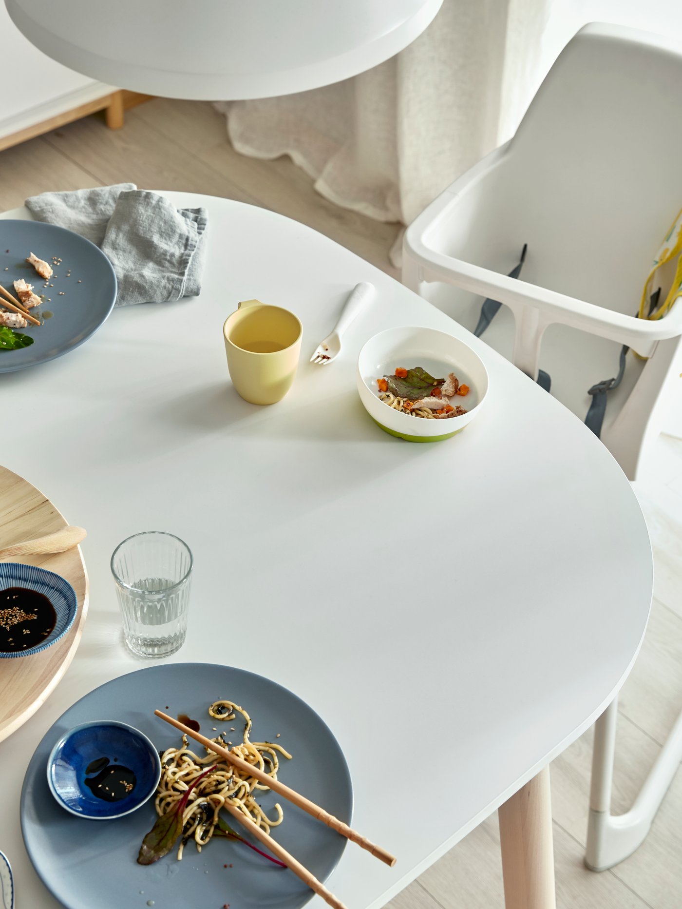 Een lichtrood/gele HEROISK mok in de eetkamer kamer