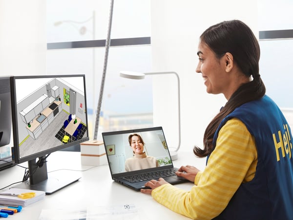 Zaposlena oseba podjetja IKEA ima videoklic s kupko, medtem pa na monitorju gleda kuhinjo. 