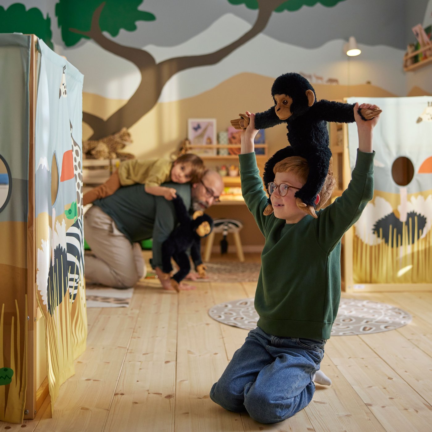 A multicolour/animals on the savannah KURA bed curtain in the childrens room