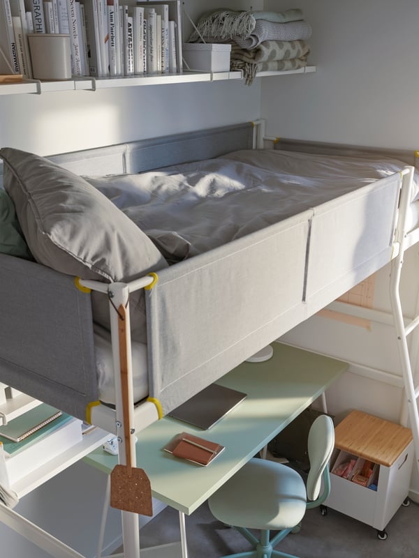 A BLECKBERGET swivel chair and LAGKAPTEN/TILLSLAG desk are under a VITVAL loft bed. BERGSHULT shelves are on the wall.