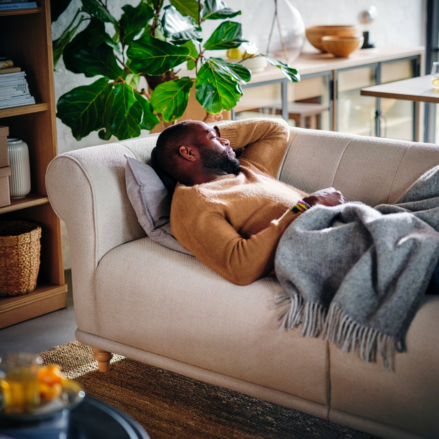A natural LOHALS rug, flatwoven in the living room