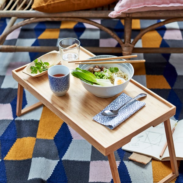 A patterned/blue ENTUSIASM mug in the living room