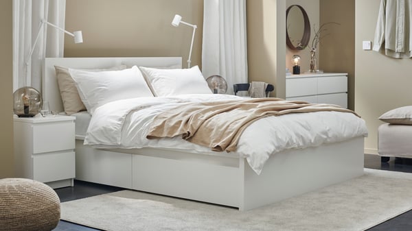 En säng från IKEA i ett hotellrum.