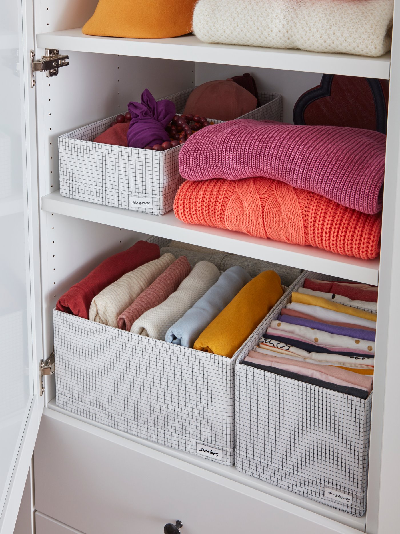 A white/grey STUK box with compartments in the bedroom