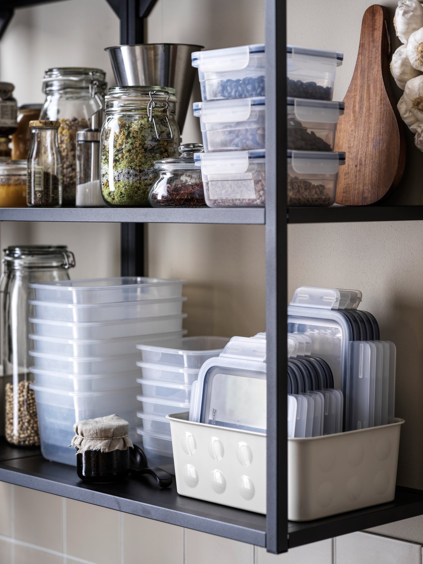 An anthracite ENHET wall fr w shelves