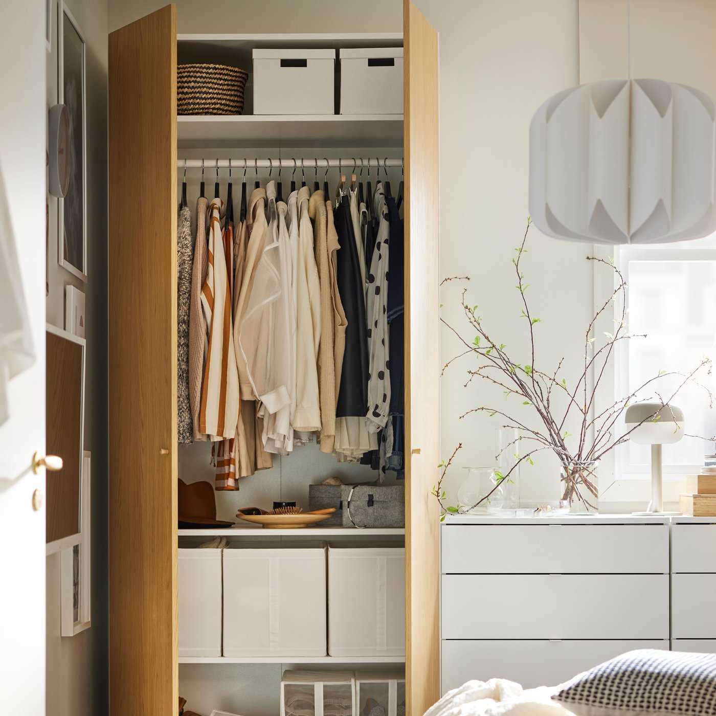 A sedge/black FLÅDIS basket in the bedroom