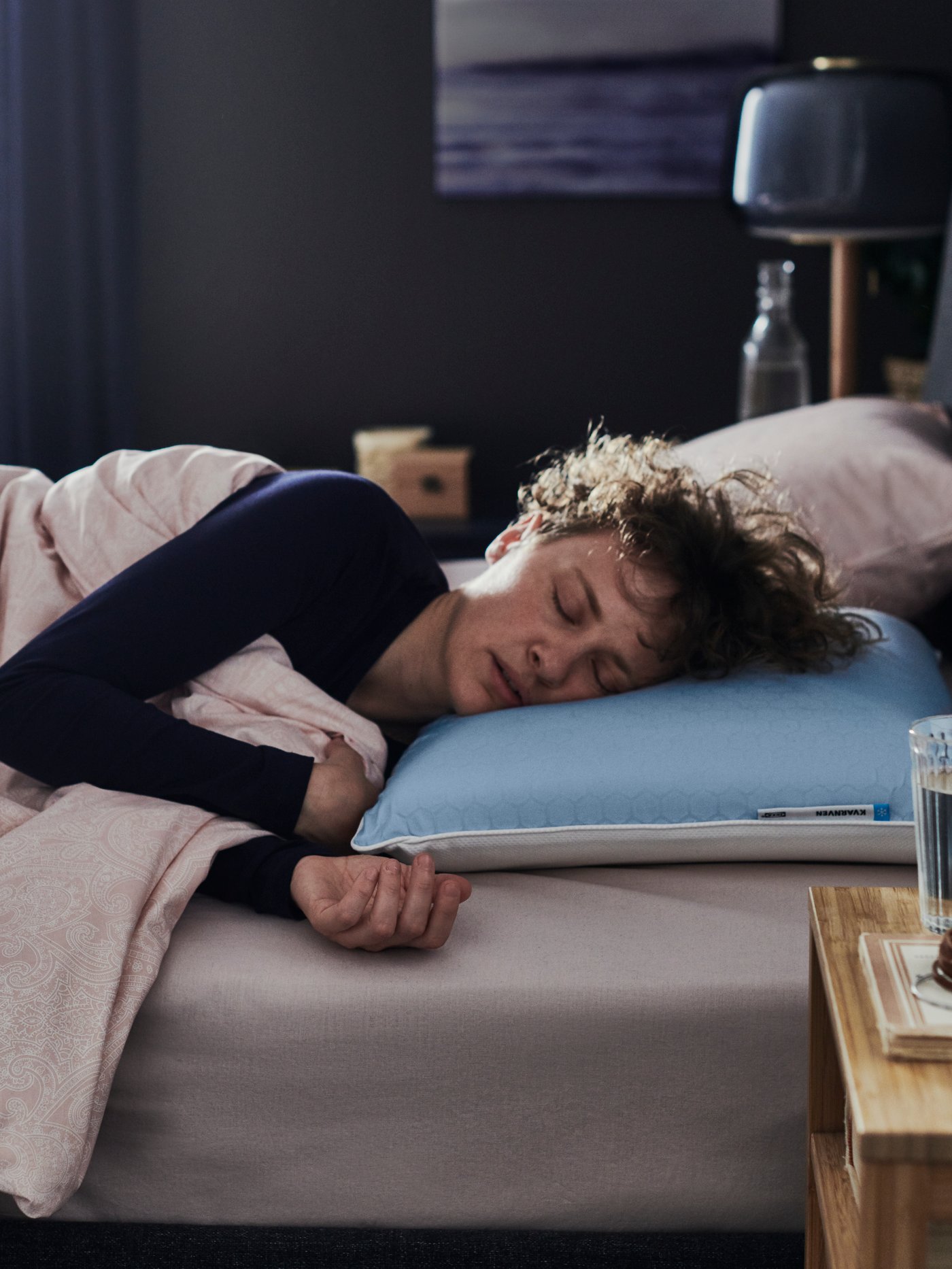 A KVARNVEN ergonomic pillow, side/back sleeper
