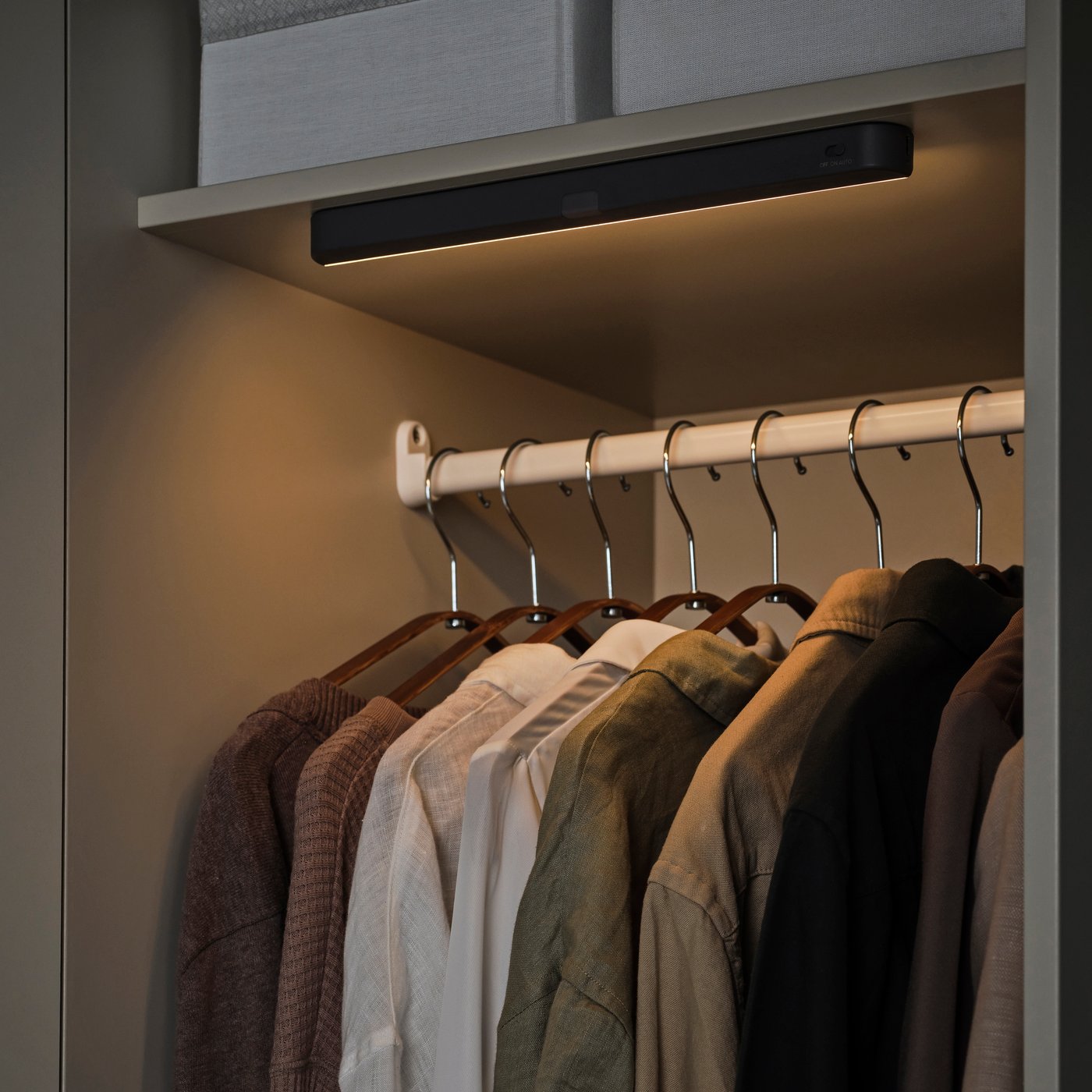 A grey/battery-operated KÖLVATTEN LED lighting with sensor in the bedroom