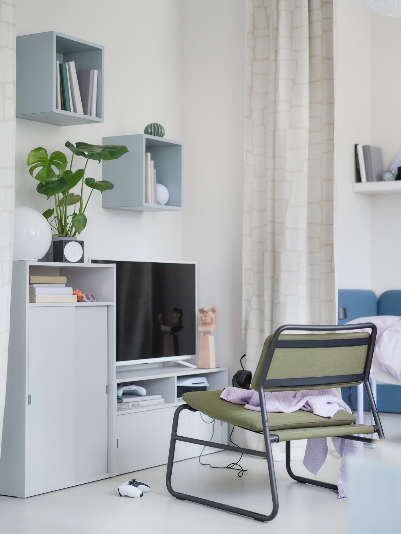 Coin jeu vidéo modulable avec meuble télé et armoire SPIKSMED en gris clair et fauteuil relax LINNEBÄCK vert olive.