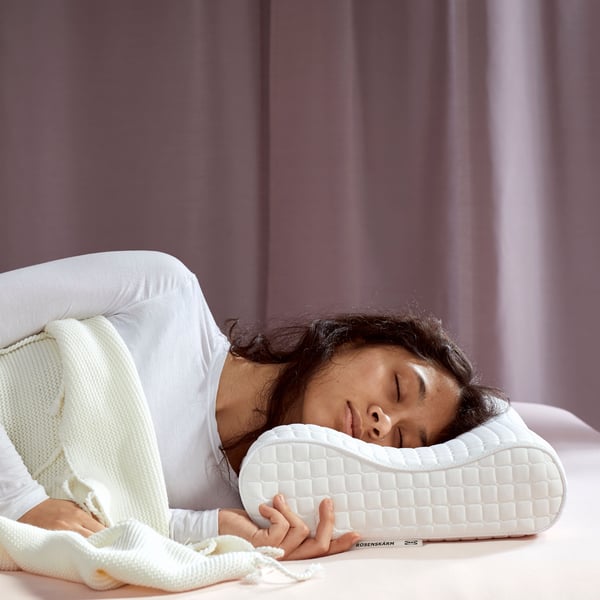 A white ELDBJÖRG throw in the bedroom