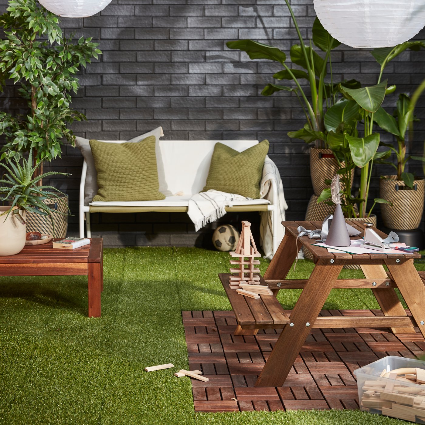 A beige-green SÖTHOLMEN cushion cover, in/outdoor outside