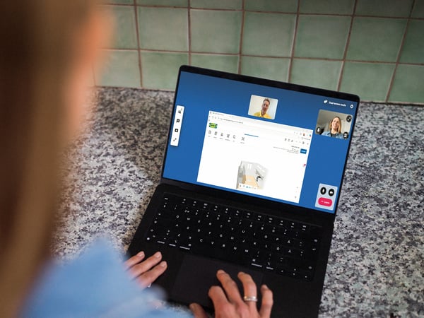 Žena ima onlajn sastanak na laptopu.