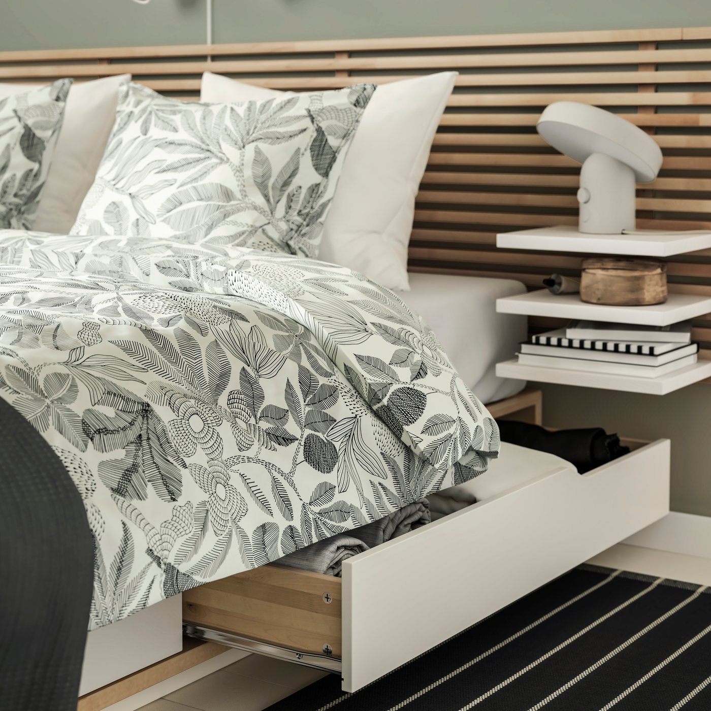 Ein weisser ULLVIDE-Kissenbezug im Schlafzimmer