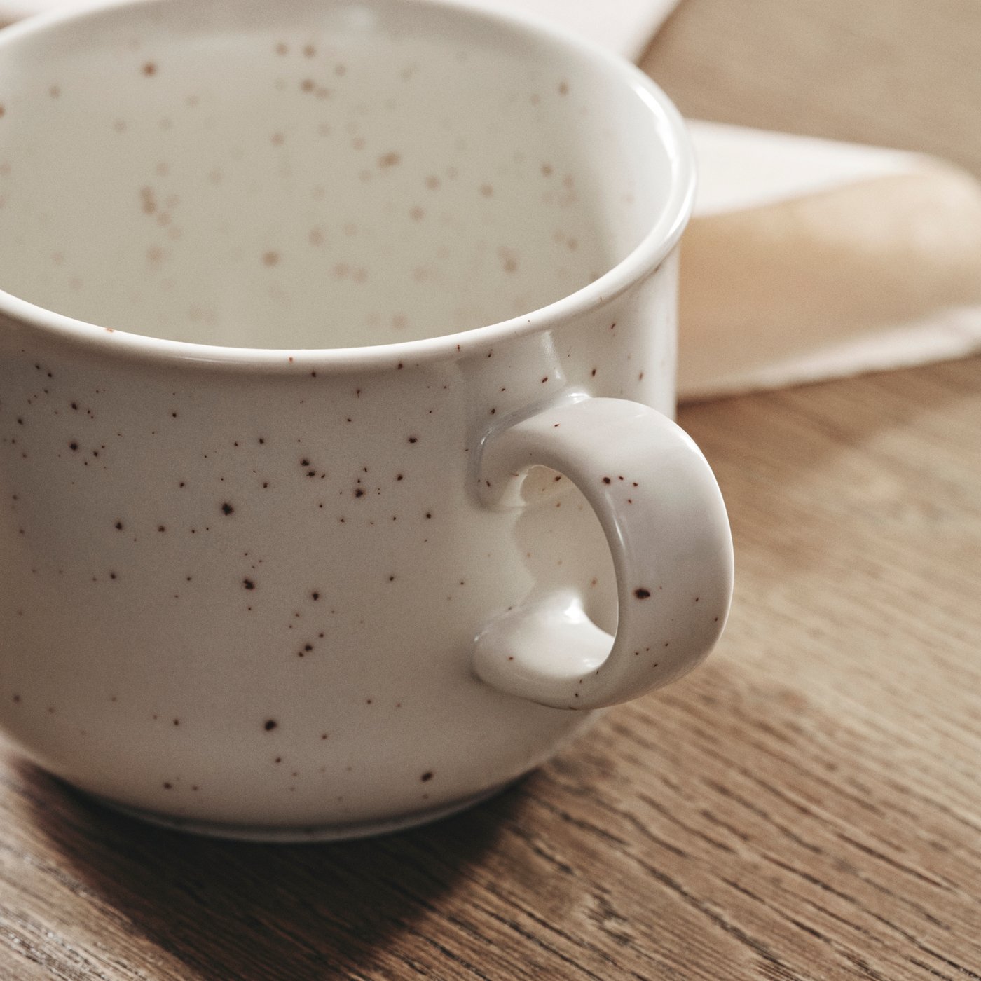 Une tasse DAGGASTER à pointillée/beige clair