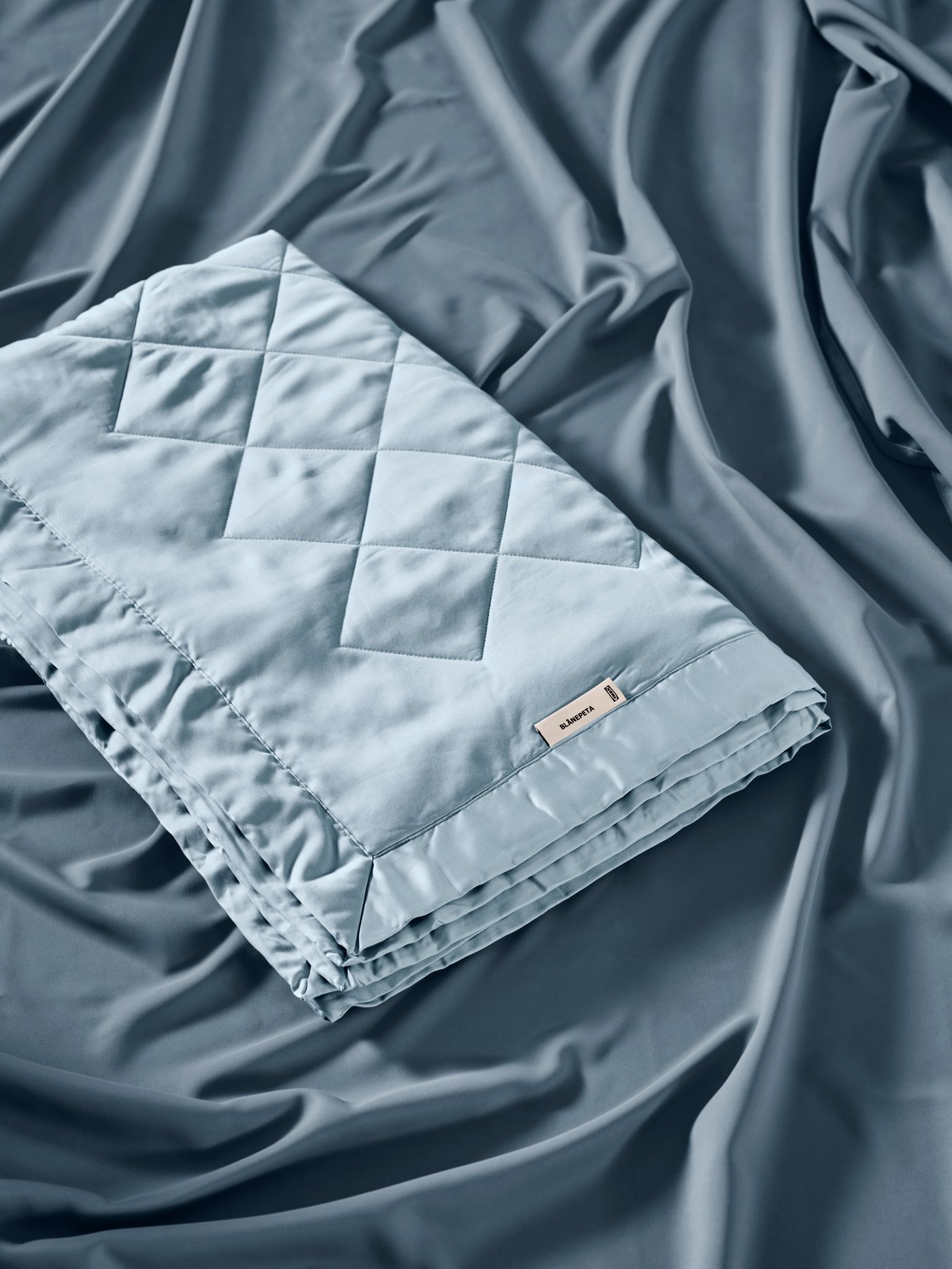 A light blue BLÅNEPETA duvet, cool in the NA
