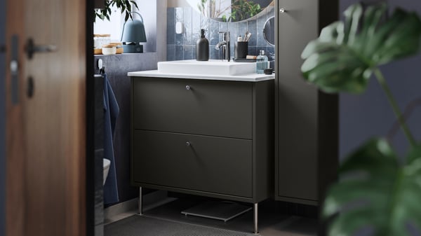 A black GANSJÖN 3-piece bathroom set in the bathroom