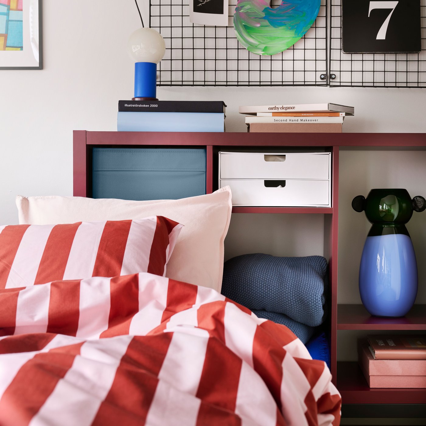 Eine weiße FJÄDERHARV-Mini-Kommode mit 2 Schubladen im Schlafzimmer