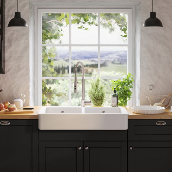 A black SKURUP pendant lamp in the kitchen