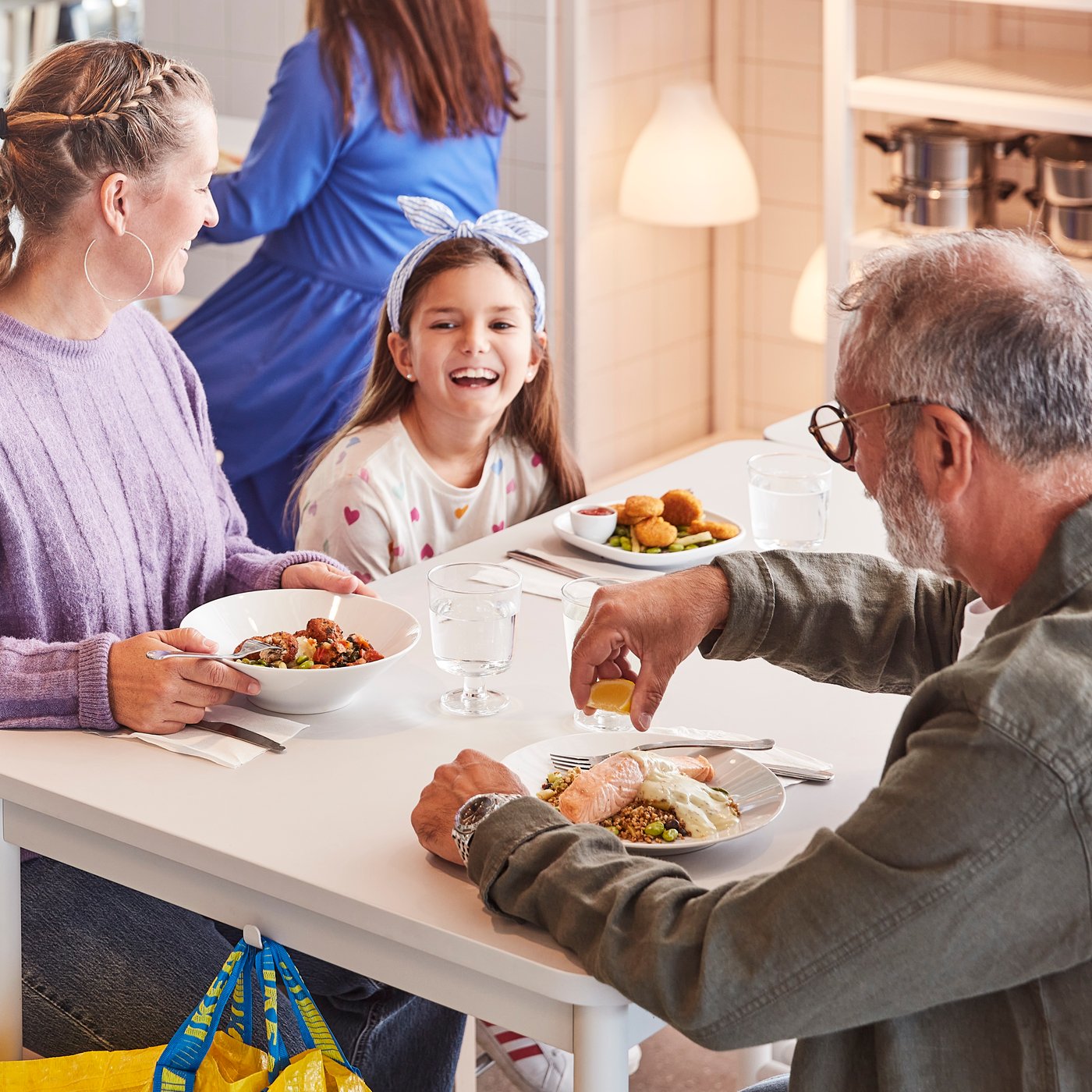 Une famille en train de manger au restaurant IKEA
