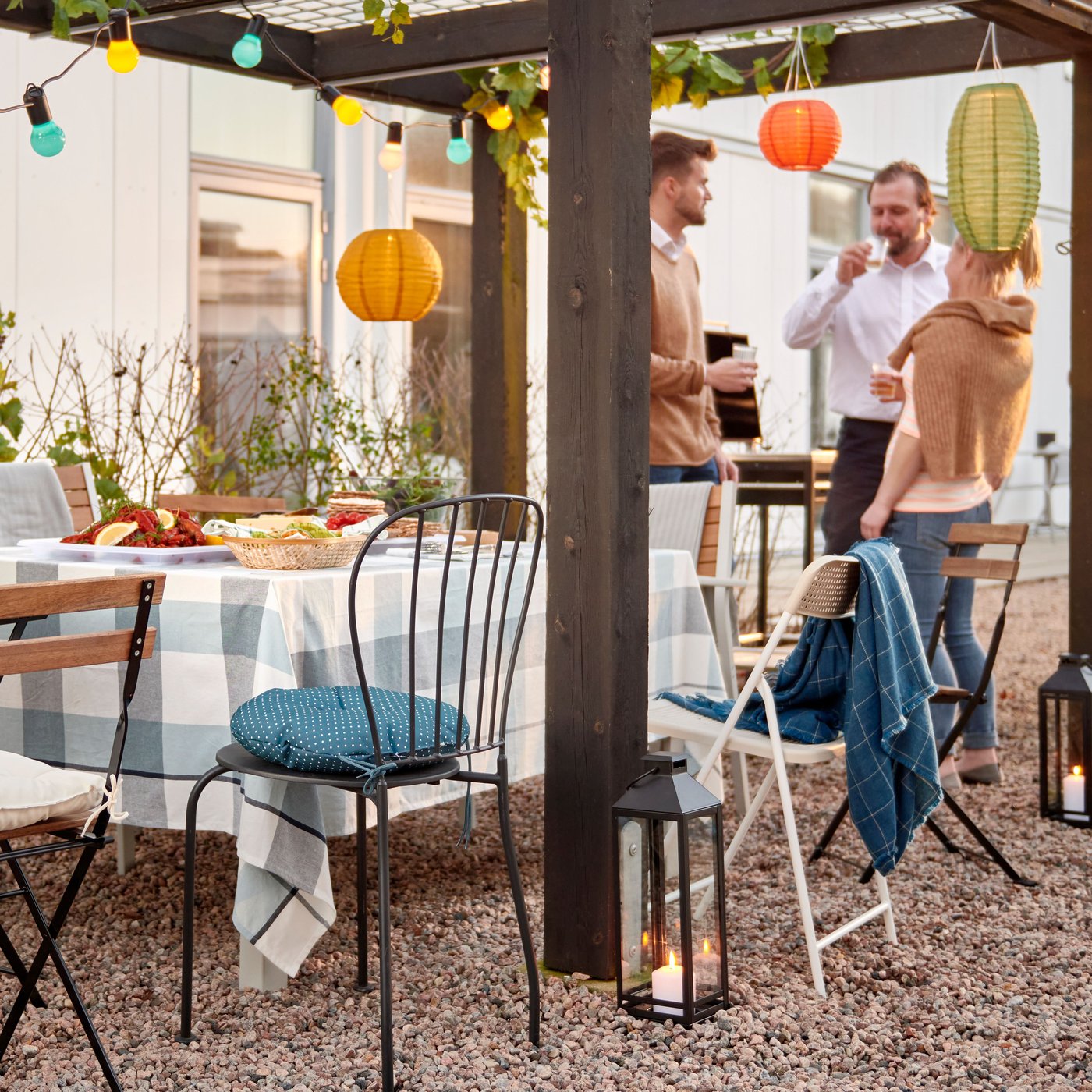 An outdoor/multicolour SOLVINDEN LED lighting chain with 12 bulbs outside