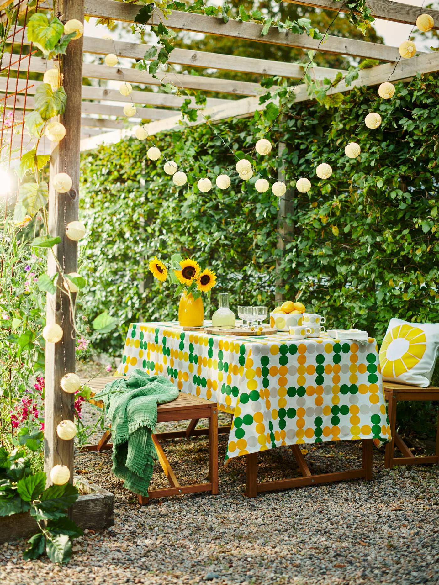 Un comedor de terraza con una banqueta de madera NÄMMARÖ.