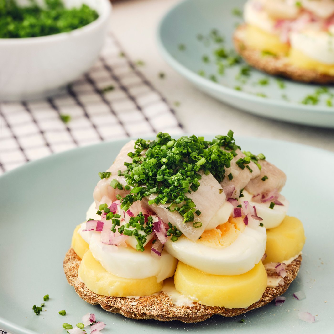 Un panino realizzato con pane croccante di segale KNÄCKEBRÖD RÅG, uova, aringhe SILL DILL ed erba cipollina.