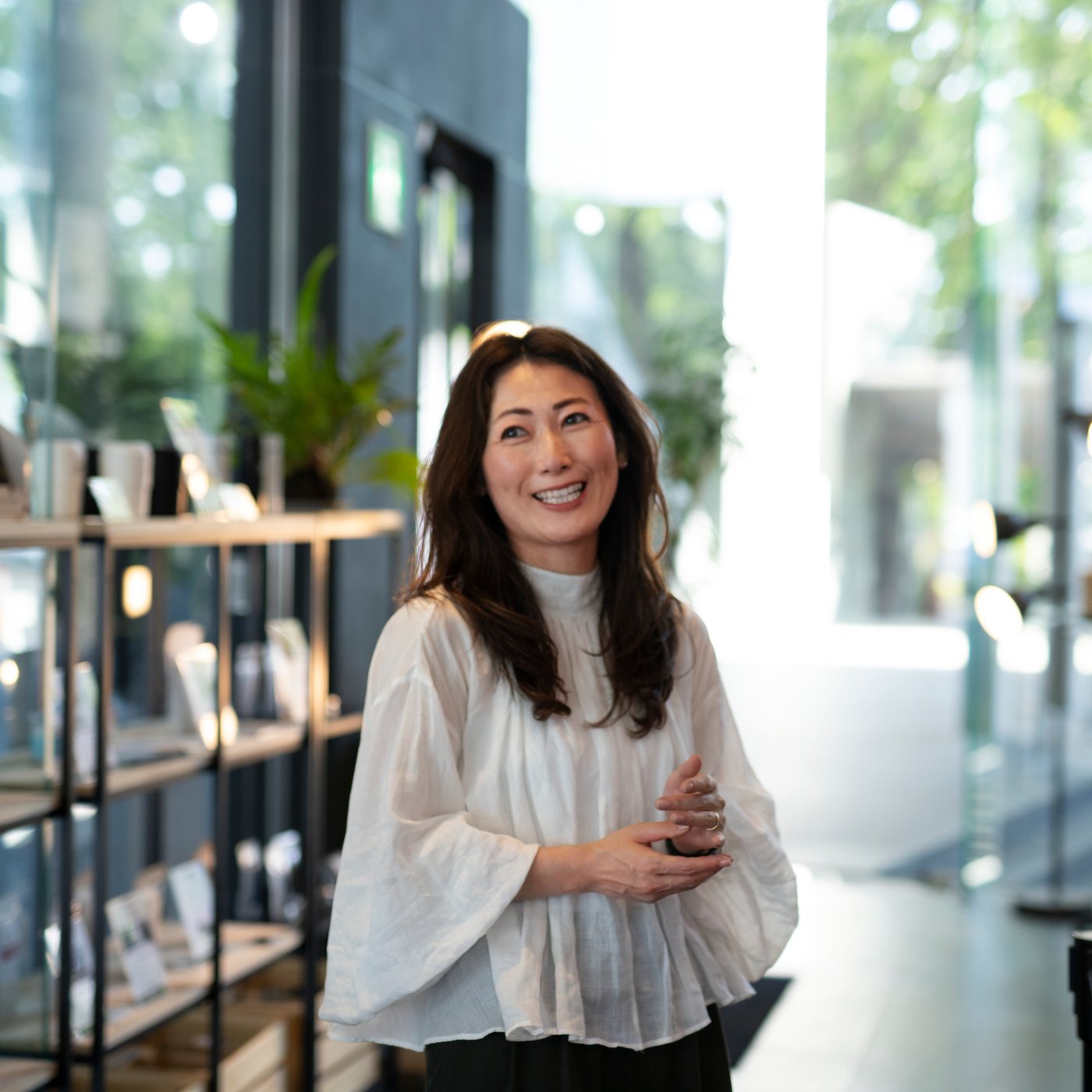 Une propriétaire d’entreprise souriante, debout dans son café.
