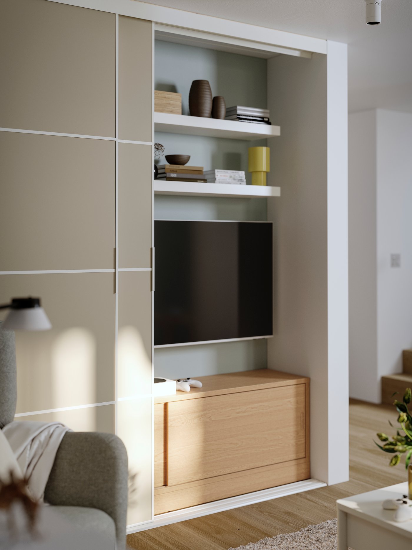 Zwei SKYTTA Schiebetüren vor weißen Regalen mit Büchern, Dekoobjekten, einem Fernseher und einer Holzbank mit Stauraum.