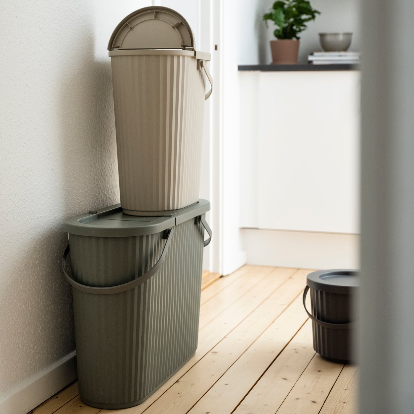 DAMMANG behållare står staplade på varandra.