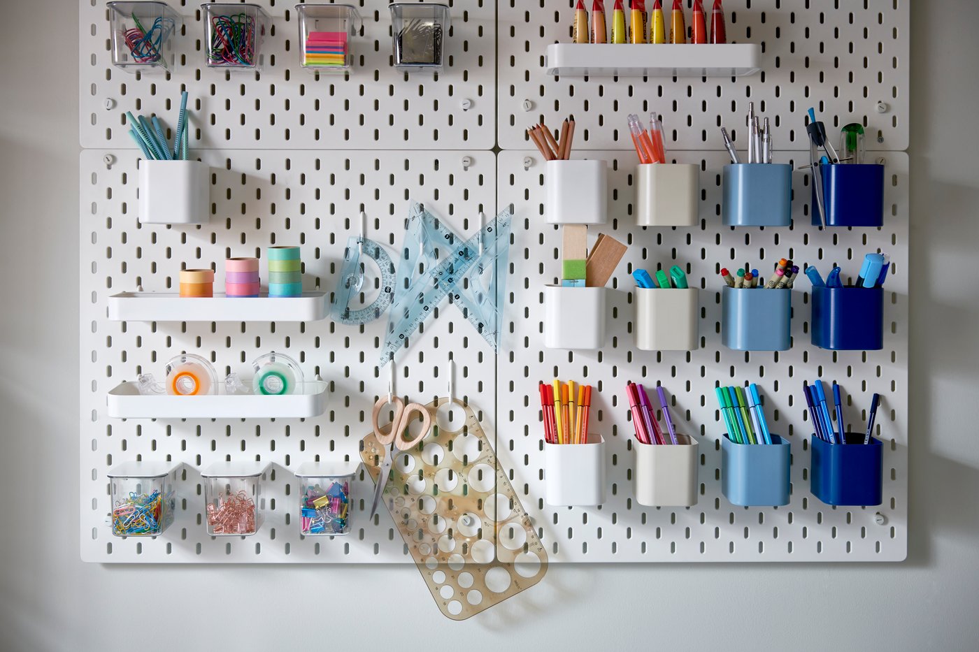 Een witte SKÅDIS pegboard combinatie in de kinderkamer kamer
