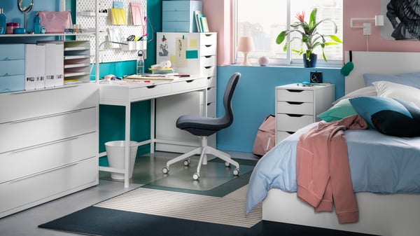 A white ALEX desk and a Gunnared dark grey/white LÅNGFJÄLL conference chair in the home office.