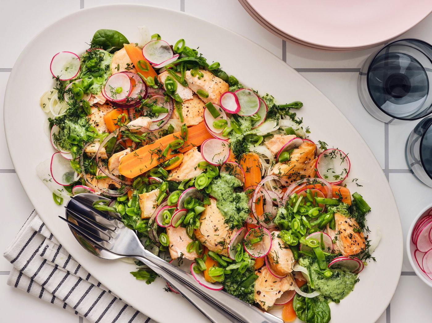 Un plato con salmón y verduras.