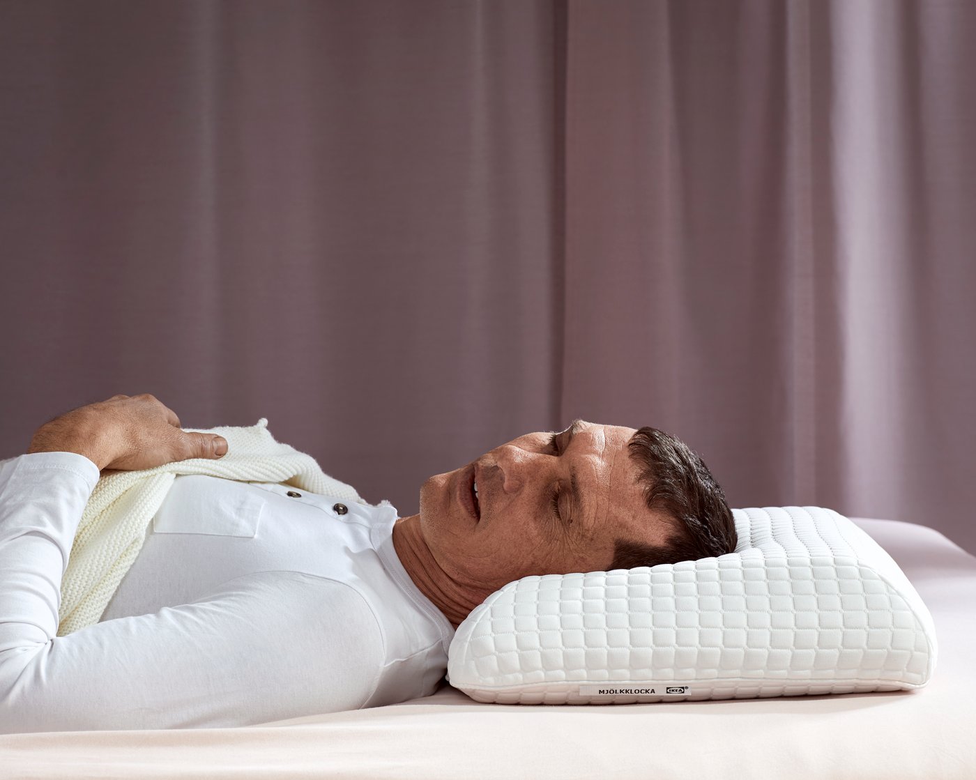 Un cuscino ergonomico MJÖLKKLOCKA, per chi dorme di lato o di schiena in camera da letto