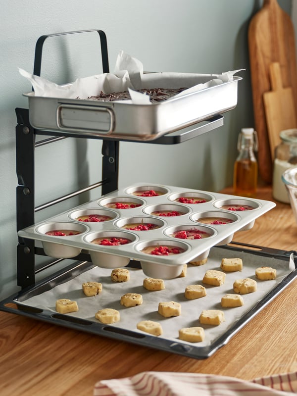 A stainless steel KONCIS roasting tin