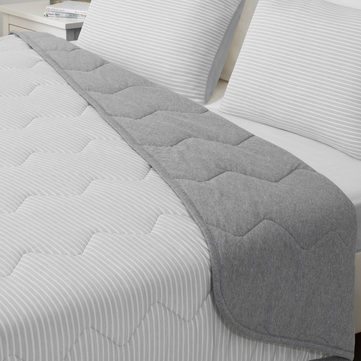 A grey/stripe BRANDLILJA duvet, cool