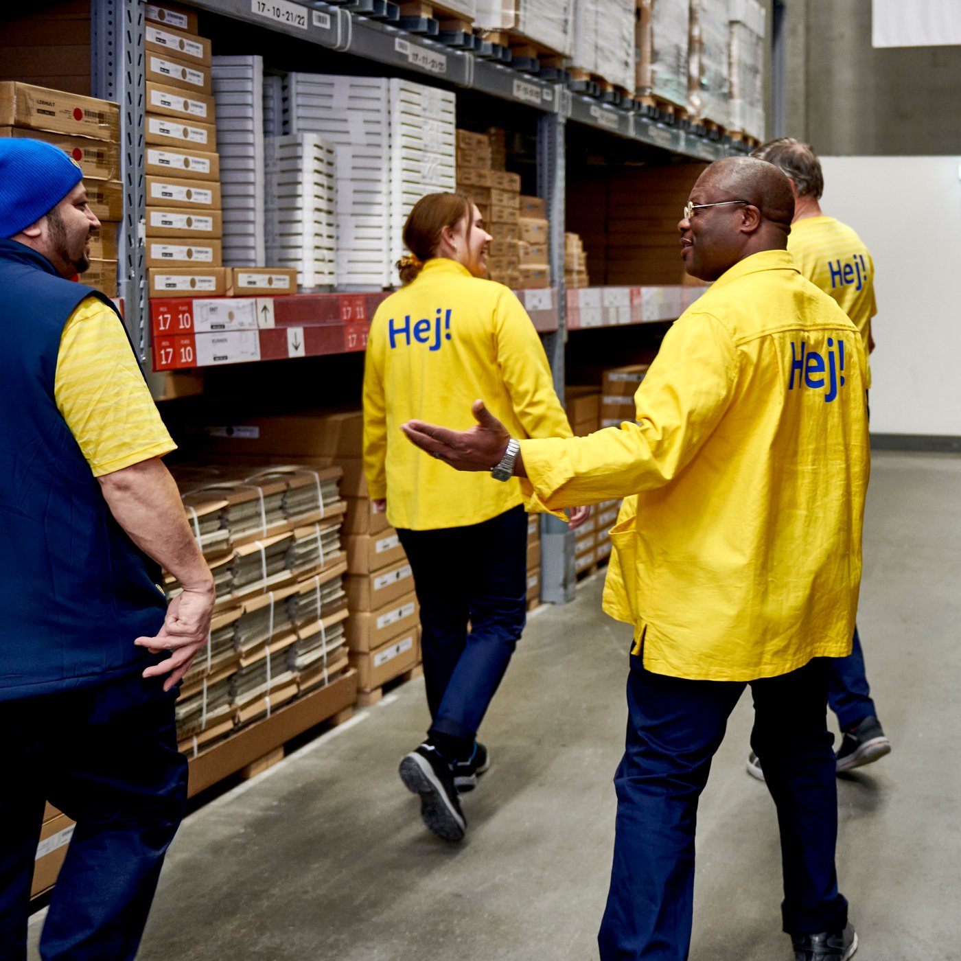Četvoro IKEA zaposlenih, troje u žutim majicama i jedno u plavom prsluku, u oblasti samousluživanja robne kuće IKEA.