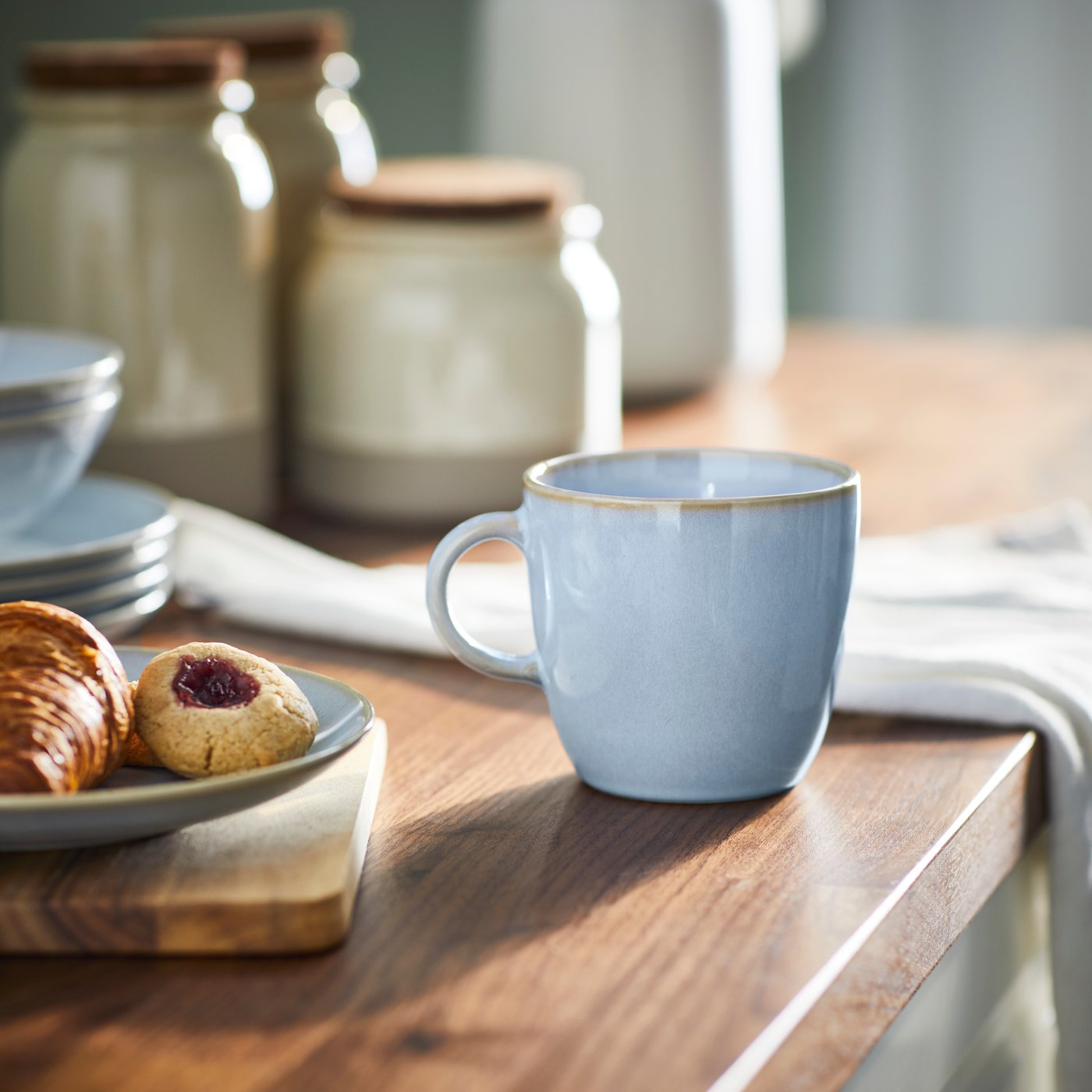 A light blue FÄRGKLAR mug in the NA