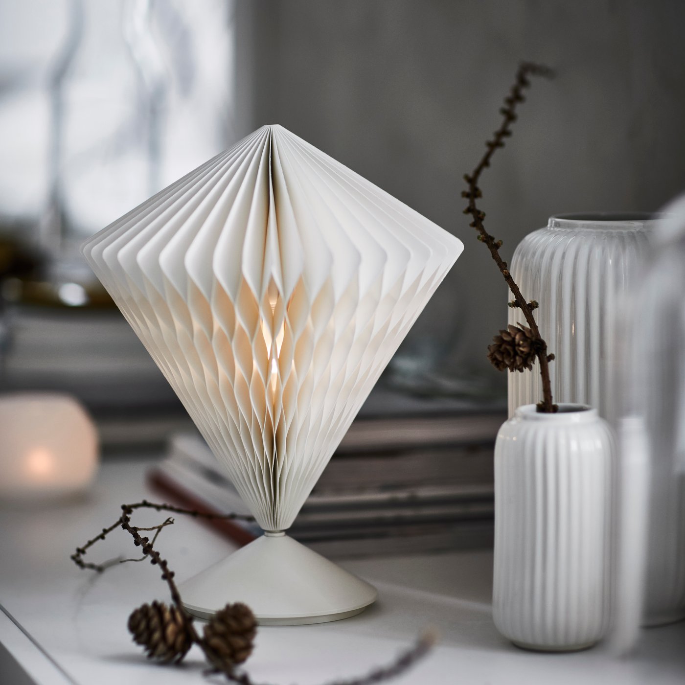Een boomvormige, batterijgevoede/witte STRÅLA LED-decoratieve tafellamp
